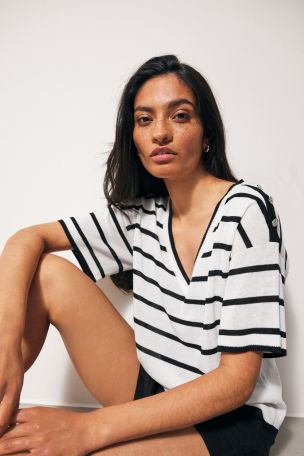 Black and white striped v neck t shirt online