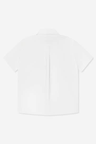 قميص أبيض مزين بشريط وشعار لون أبيض كم قصير للأولاد