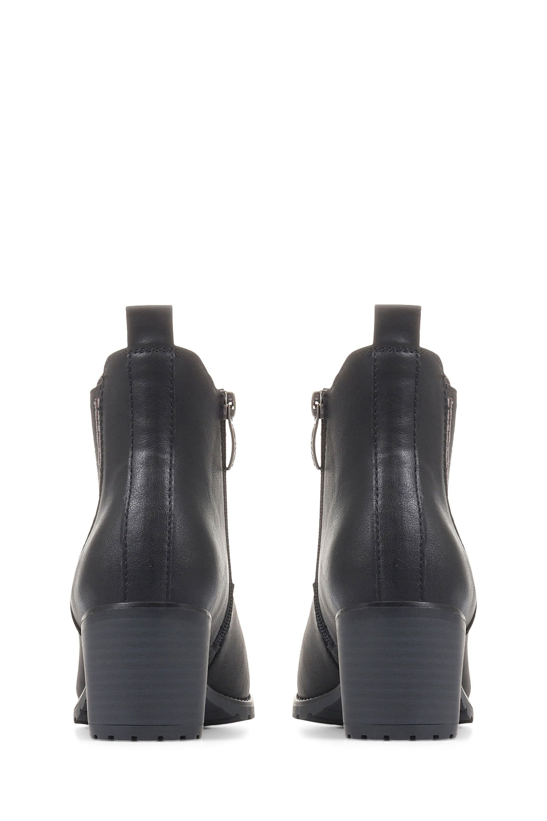 chelsea boots pavers