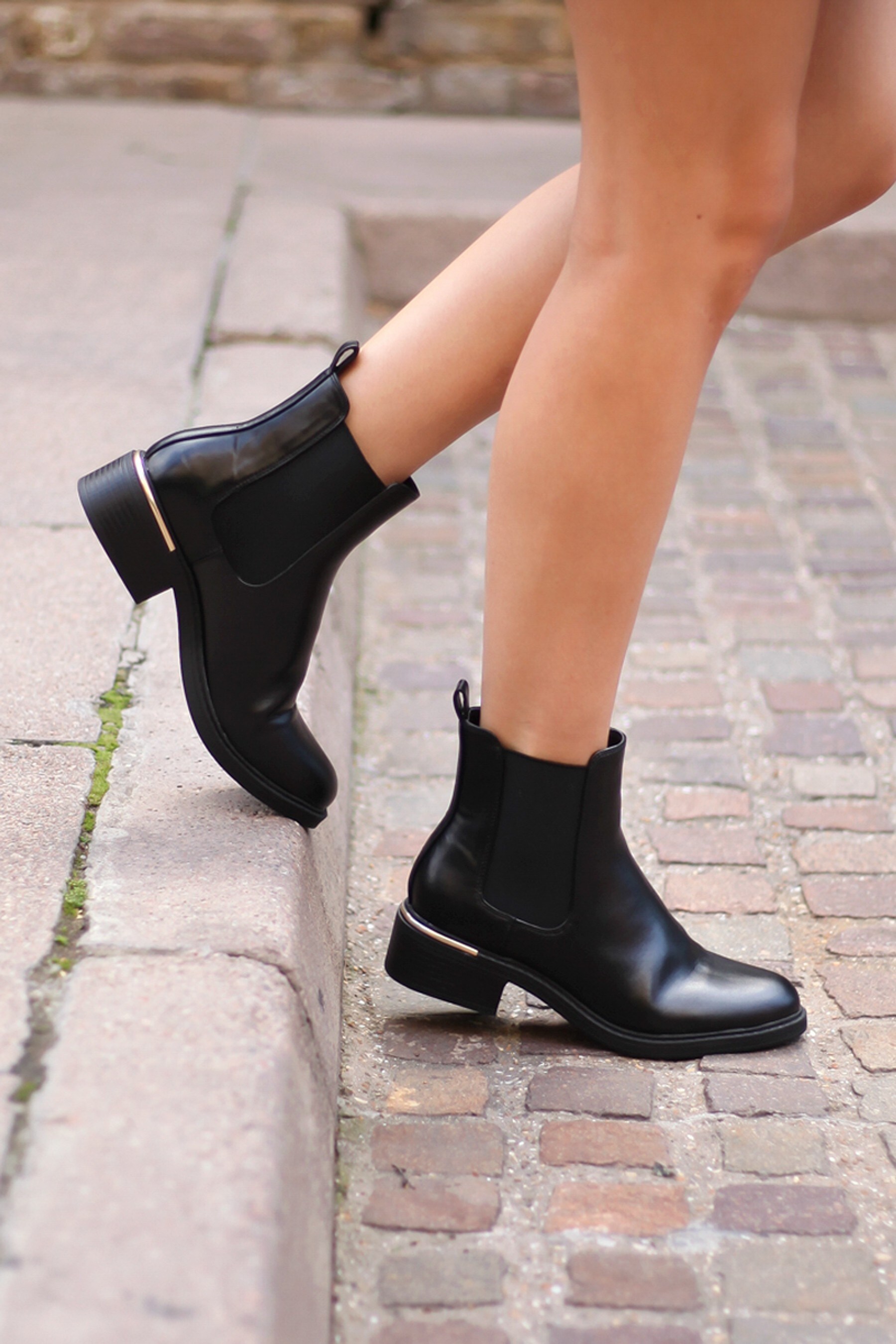 venda embellished heel chelsea boot