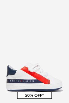 حذاء رياضي أبيض برباط علوي وحزام لاصق للأولاد البيبي من Tommy Hilfiger