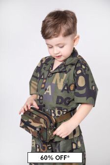 حقيبة حزام خضراء مموهة عليها الماركة للأولاد من Dolce & Gabbana Kids