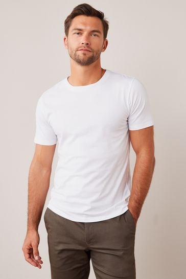 Camiseta blanca con cuello redondo y diseño básico slim