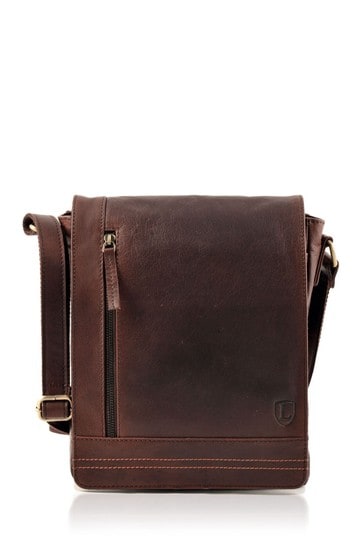 Bolso messenger mediano de cuero marrón Keswick de Lakeland Leather