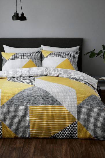 Juego de funda de almohada y funda de edredón en gris y amarillo ocre con diseño geométrico Larsson de Catherine Lansfield