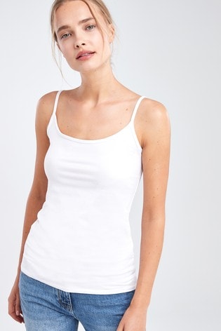 Camiseta sin mangas blanca con tirantes finos