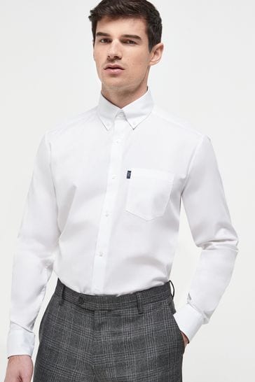 Camisa Oxford abotonada blanca entallada de tejido fácil de planchar