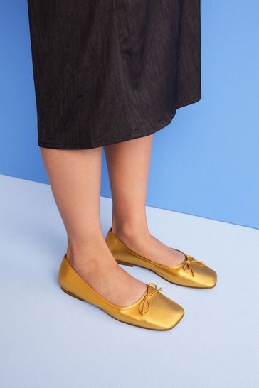 Gold Signature Angle Toe Bow Ballerina Shoes