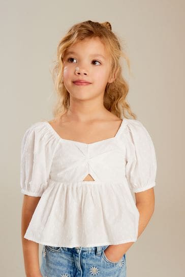 Blusa blanca con detalle de aberturas (3-16 años)