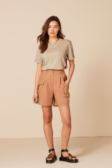 brown shorts outfit female