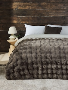 Next שמיכת נוי מפרווה מלאכותית, דגם Aspen