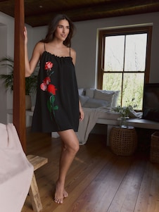 B by Ted Baker בצבע שחור, שמלת סליפ במרקם מקומט עם ורדים