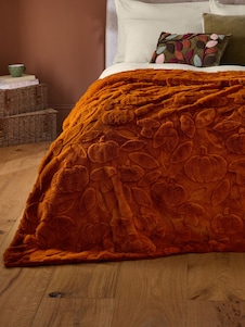 Next שמיכת נוי בדוגמת תבליט של דלעת בשילוב פרווה