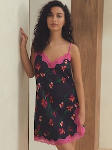 B by Ted Baker בצבע נייבי, תחתונית סליפ סאטן עם הדפס פרחוני