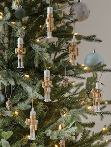 Next מארז של 6 קישוטי תלייה לחג המולד בעיטור מפצח אגוזים