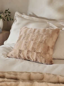 Next כרית נוי בדוגמת משבצות עם מרקם ובשילוב פרווה מלאכותית