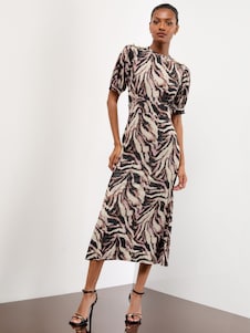 הדפס חייתי בצבע ניטראלי - Lipsy שמלת ג'רזי באורך מידי עם שרוולים קצרים וכפתורים בסגנון צבאי