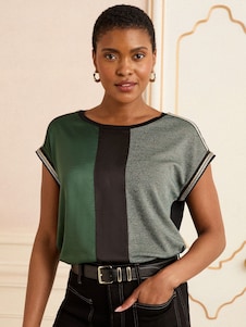 צבע ירוק וצבע שחור עם חזית סאטן וחפתים מעוטרים - Love & Roses חולצת שרוולים קצרים עם צווארון וי וחזית סאטן