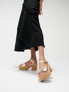 FitFlop בצבע זהב, סנדלי עור עם סוליות פלטפורמה משעם, עקבים ורצועת קרסול