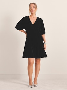 Simply Be שמלת סווינג קטיפתית עם תוספת בד בצורת משולש להרחבת החצאית