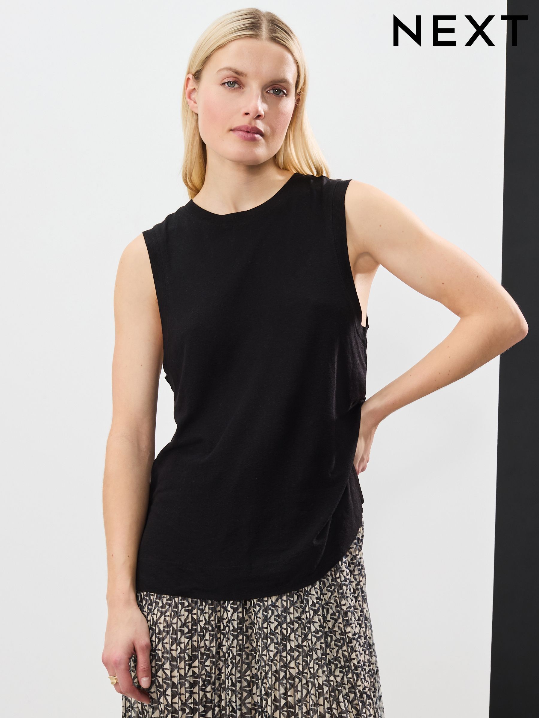 black long sleeveless top