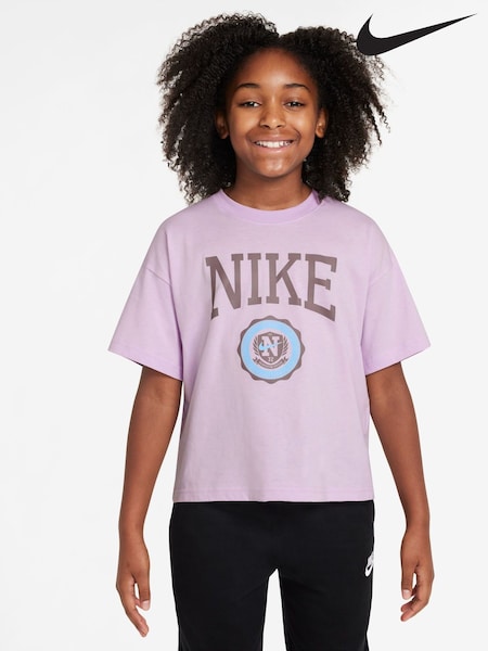 Nike Doll Lilac Boxy Varsity Graphic Print T-Shirt (AJ1309) | £20