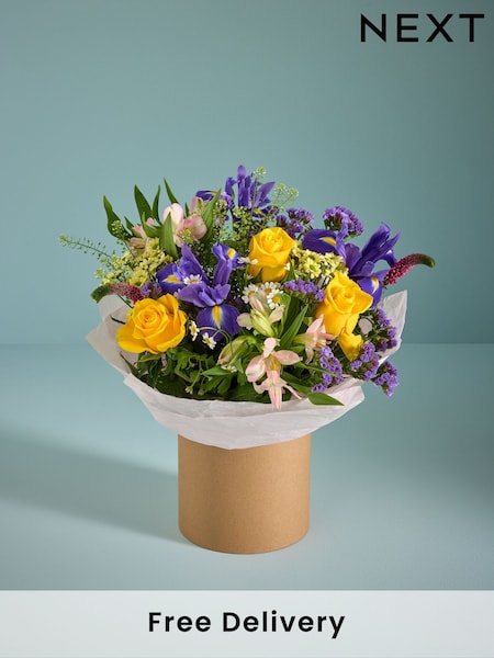 Peach Pink Rose Fresh Flower Bouquet in Hatbox (AM7925) | £35