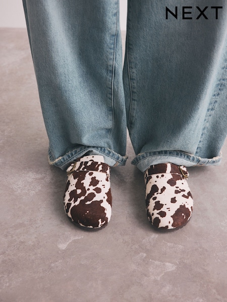 Cow Standard/Wide Fit Forever Comfort® Leather Footbed Clogs (AP4620) | £45