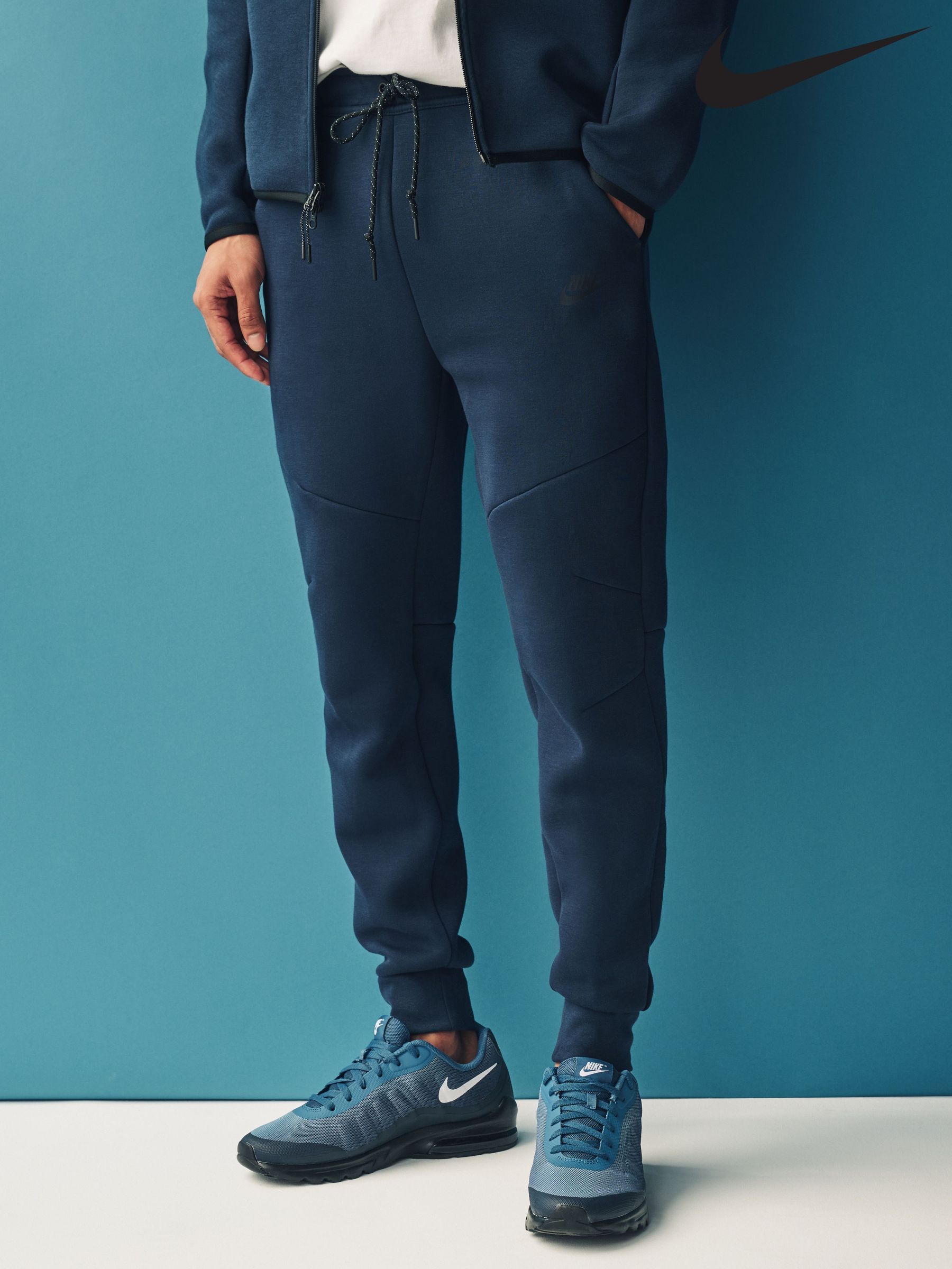 men blue nike joggers