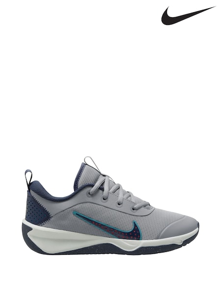 Nike Wolf Grey Blue Youth Omni Multi-Court Trainers (E37252) | £43