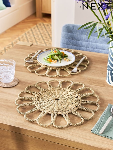Set of 2 Natural Seagrass Scallop Placemats (E84420) | £18