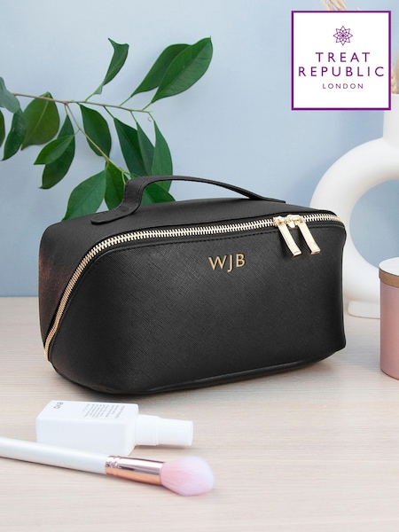 Treat Republic Personalised Aspen Travel Accessory Black Case (E94709) | £35