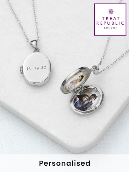 Treat Republic Personalised Oval Photo Locket (F88782) | £35