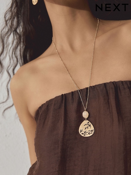 Gold Tone Floral Detail Pendant Necklace (G65302) | £12.50