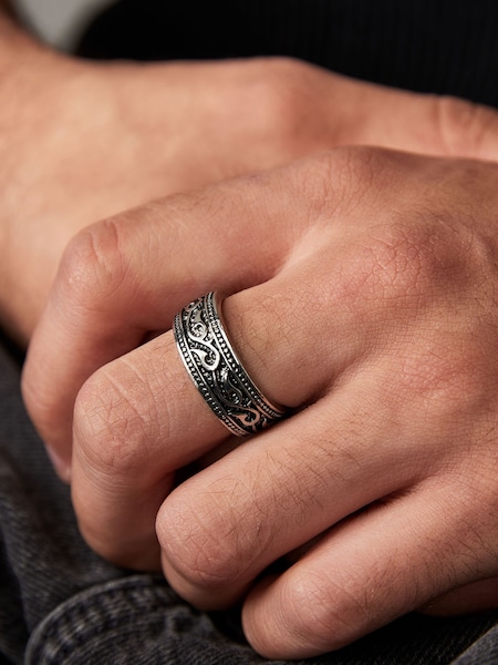 DCK Mens Silver Tone Antiqued Engraved Band Ring (K76987) | £10