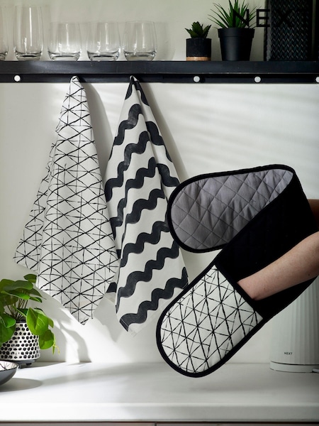Set of 3 Black/White Printed Tea Towel and Oven Glove Set (Q66557) | £18