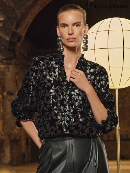 Love & Roses Black Star Printed RO Burnout Pie Crust Blouse (W40560) | £46
