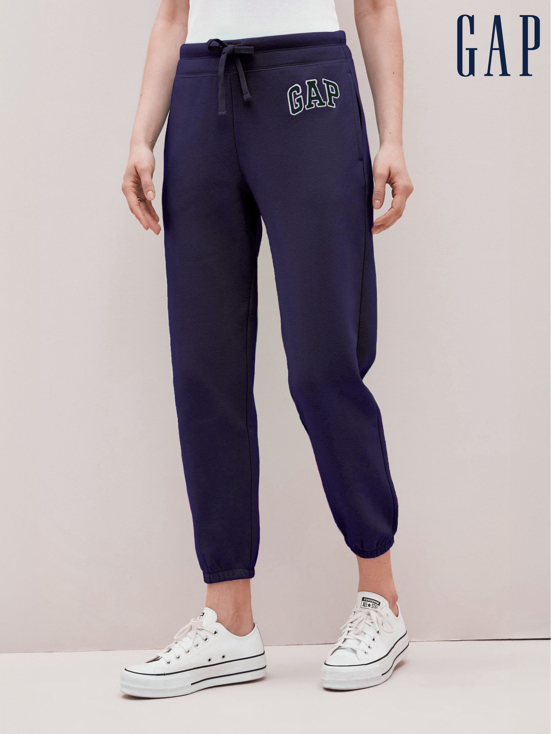 GAP Damen Jogginghose Mit Logo – Fleece, Tailliert Mit Kordelzug, Elastische Bündchen, Lässiger Freizeit-Look