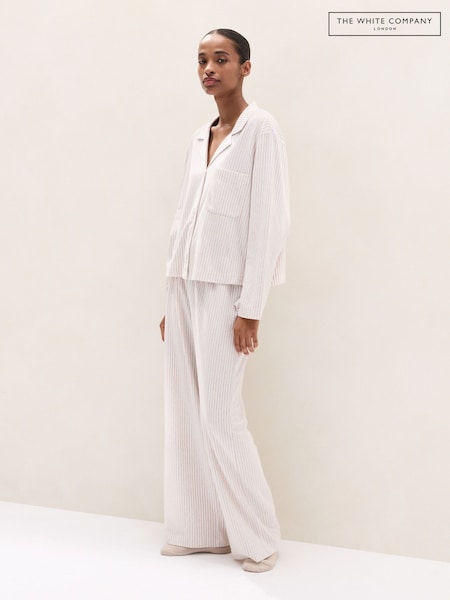 بني - طقم بيجامة مريحة مزينة بنمط مخطط من الجيرسيه والقطن الممشّط من The White Company