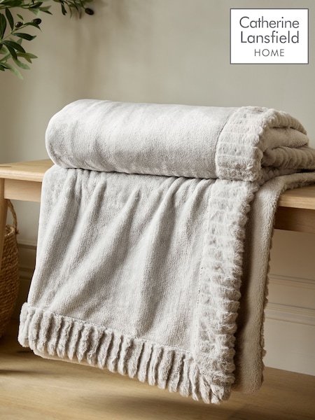 Catherine Lansfield Natural Velvet And Faux Fur Soft and Cosy Throw (251102) | €44