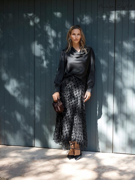 שחור - Phase Eight Naomi Satin Top