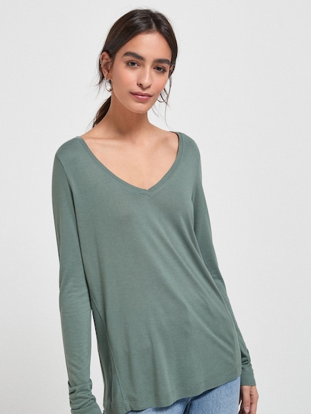 كاكي أخضر - Print Slouch V-Neck Long Sleeve T-Shirt (291050) | ‏21 د.إ.‏