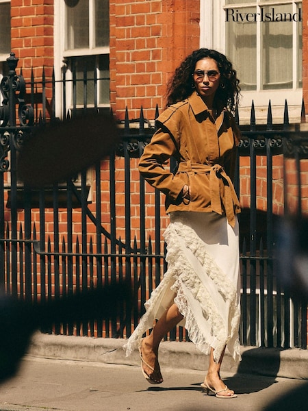 Marrón - Chaqueta de antelina con cinturón de River Island