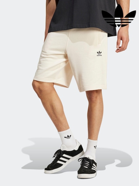 أبيض - شورت مزين بشعار الوريقات الثلاثة من القطن 100% من تشكيلة Essentials من adidas Orignal (384927) | ‏12 ر.ع.‏