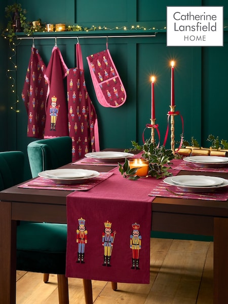 Camino de mesa de algodón con diseño de Cascanueces de Catherine Lansfield para Navidad