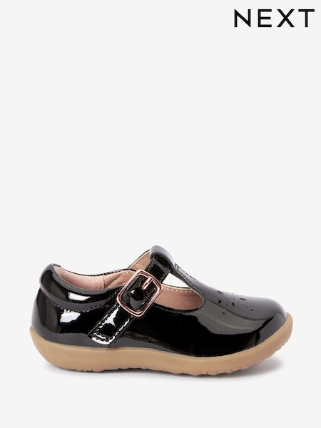 Schwarzes Lackleder - Laufenlern-Schuhe mit T-Steg und Klettverschluss (512207) | 40 €