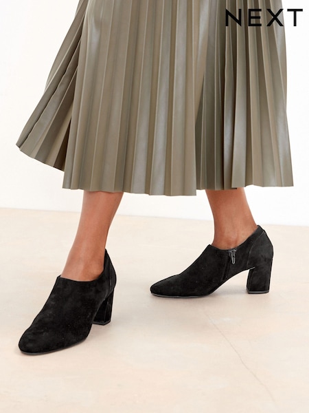 Black Suede Forever Comfort® with MotionFlex Closed Heels (558062) | €30