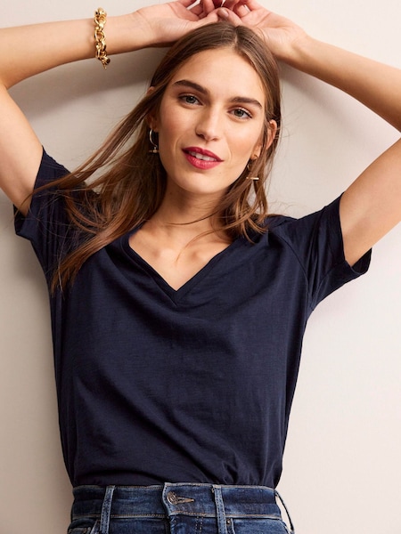 Bleumarin albastru - Tricou Boden Regular cu decolteu în V Slub 100% bumbac (558959) | 130 LEI