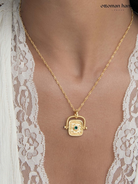 لون ذهبي - Ottoman Hands Emerald Cz Wax Seal Rotating Necklace