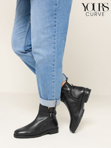 Negro - Botines de piel con detalle de hebilla y corte ancho E de Yours Curve